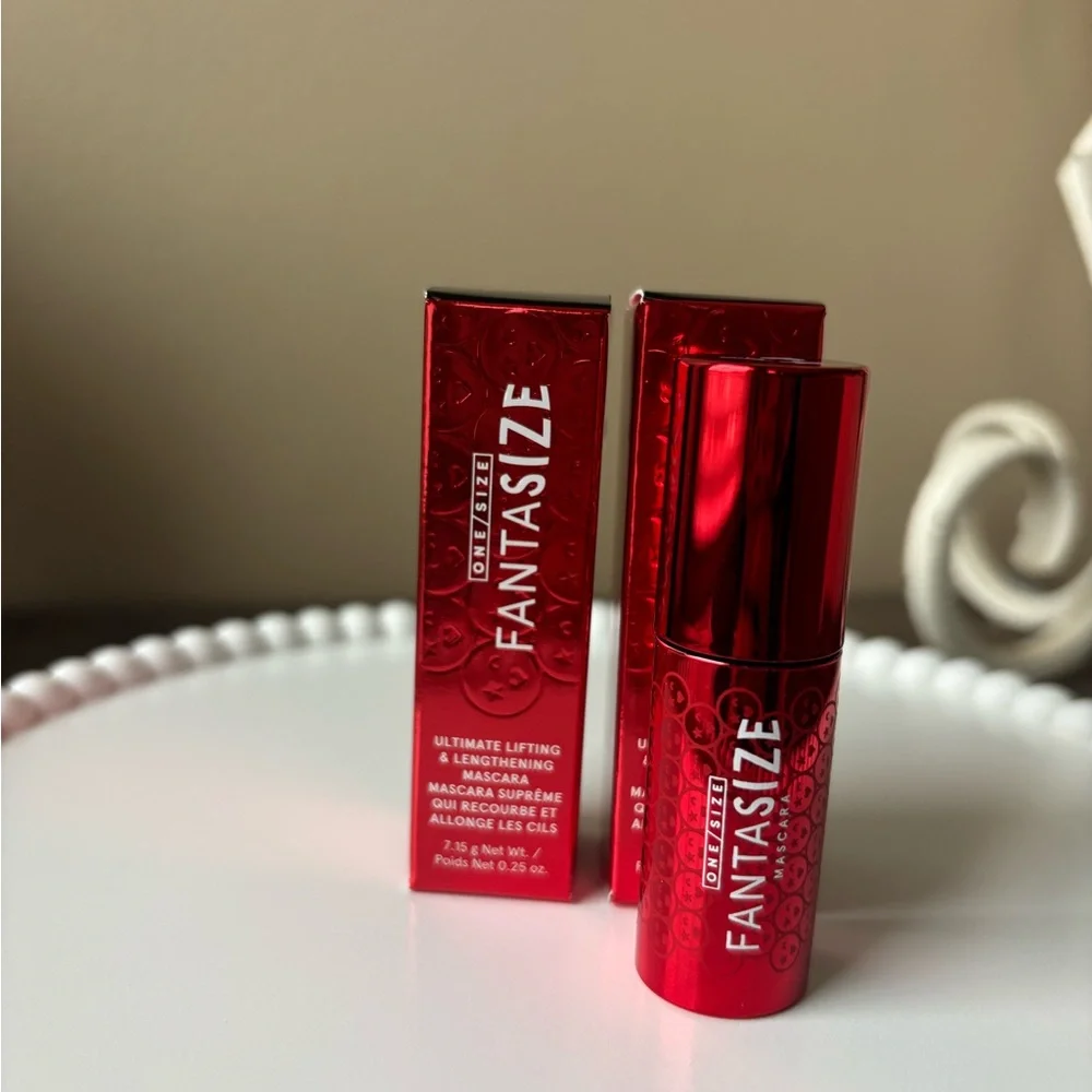 One/Size Fantasize Mascara in Bodacious Black
